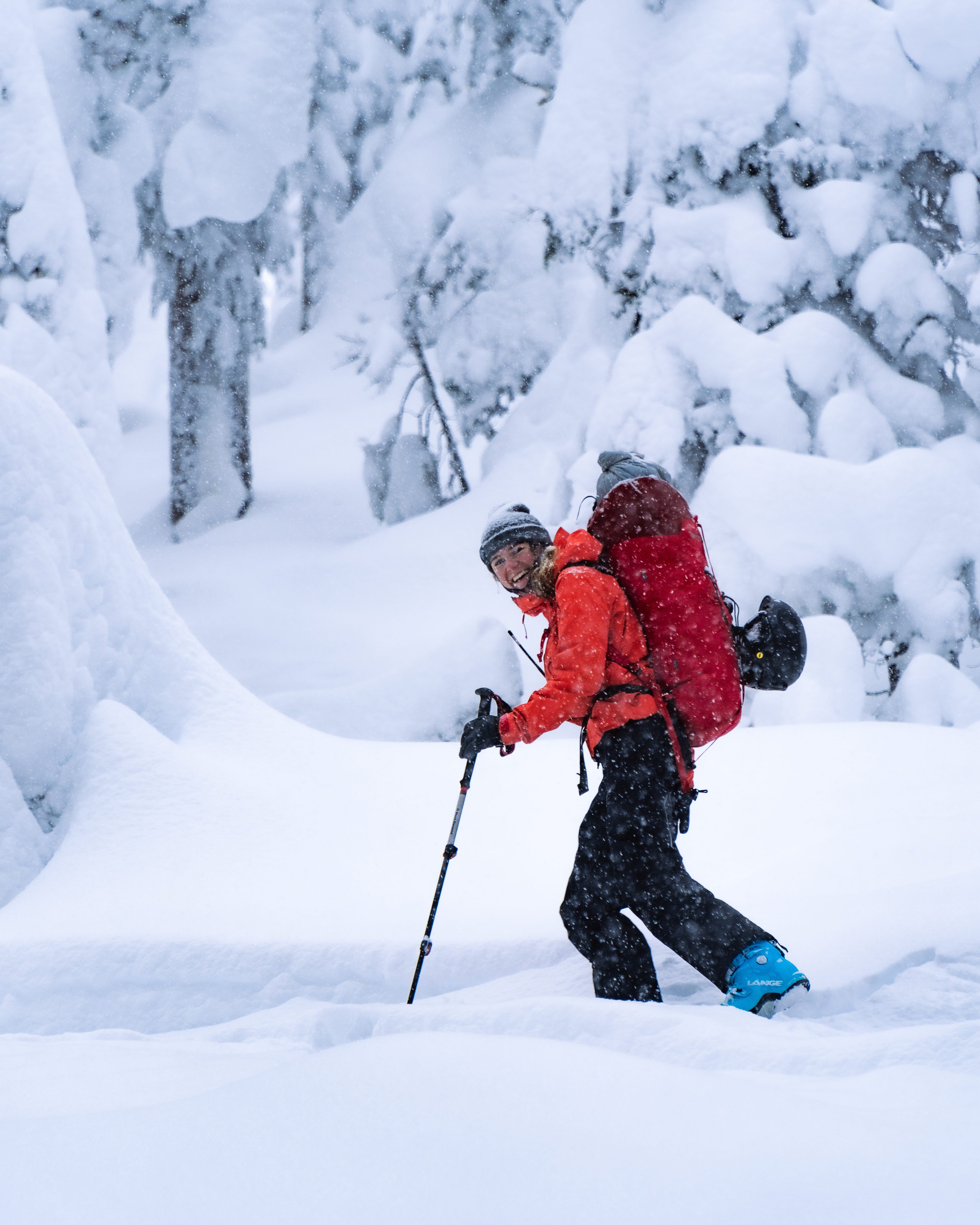 La gestion des couches et de l'humidité en ski de randonnée : Un guide essentiel pour rester au sec et à l'aise